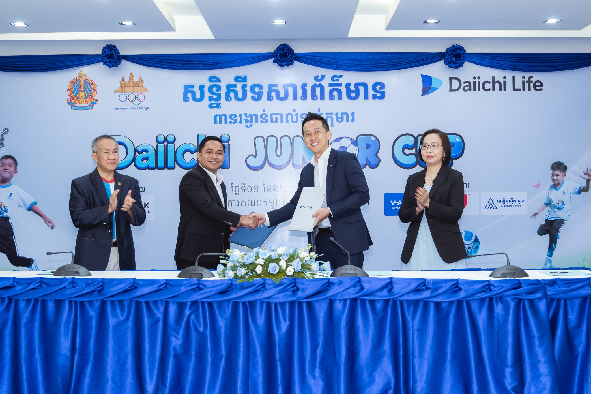 សម្ពោធជាផ្លូវការ Daiichi Junior Cup៖ ជំហានដំបូងនៃជោគជ័យ សម្រាប់កីឡាវ័យក្មេងកម្ពុជា ⚽🏆 ដោយមានការរៀបចំពីក្រុមហ៊ុន PEAK Digital ជាមួយដៃគូសហការ Daiichi Life Cambodia 
